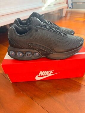 Nike Men’s Black Air-Cushion Trainer Sneakers